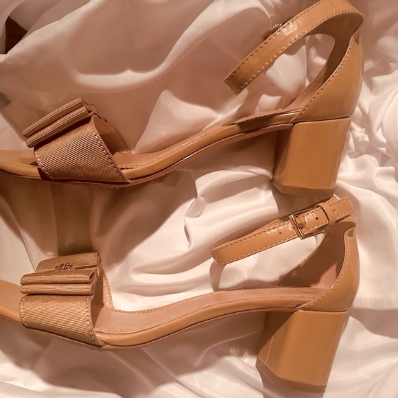 Tory Burch Trudy Nude Patent Bow Sandals - Picture 8 of 12